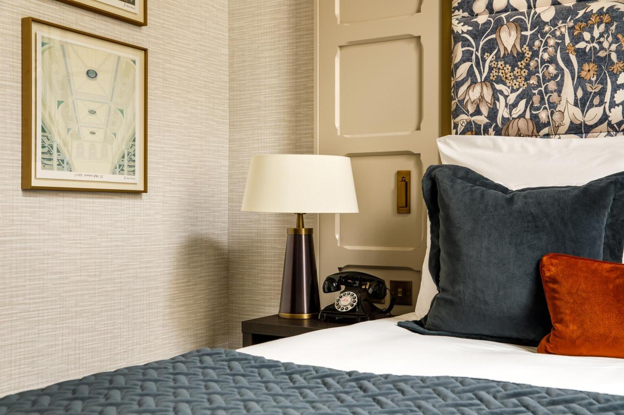 The Municipal Hotel Liverpool - Mgallery Exterior foto A bedroom at The Mitre